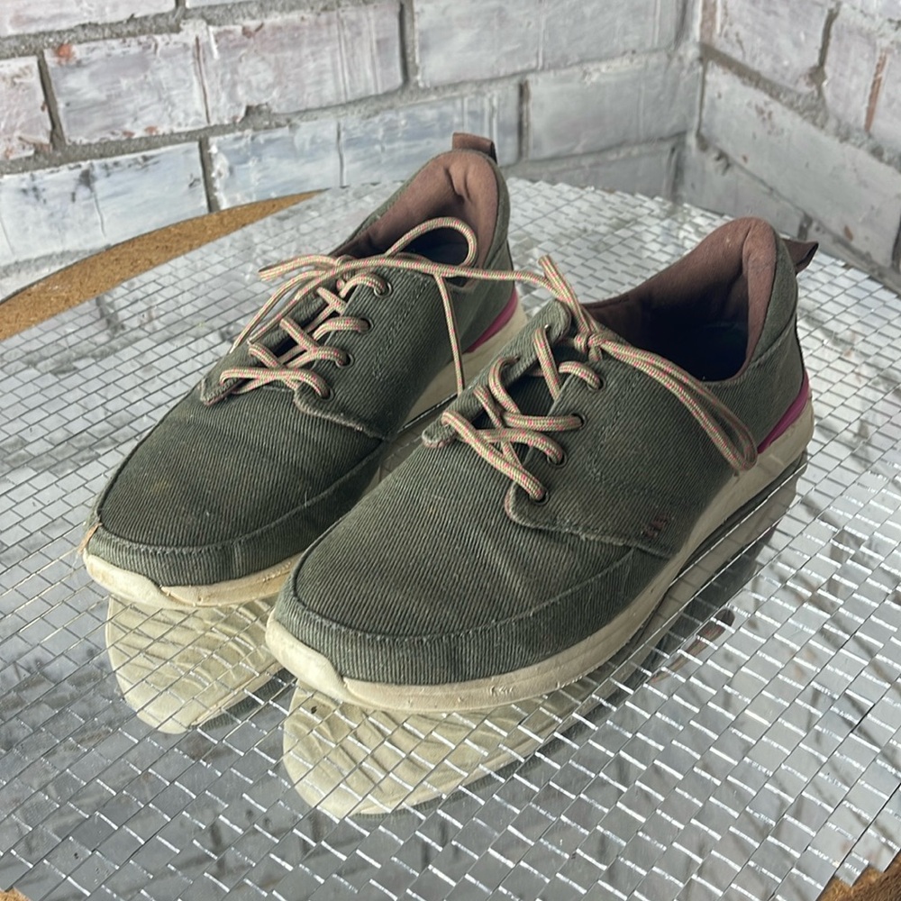Pink and green Women’s Reef Sneakers Size 7.5